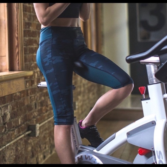 LULULEMON Clip In Crop, Sz 4, Navy Camo/Teal - Picture 2 of 9